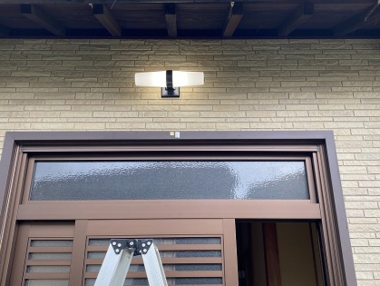 戸建住宅の玄関照明取替電気工事